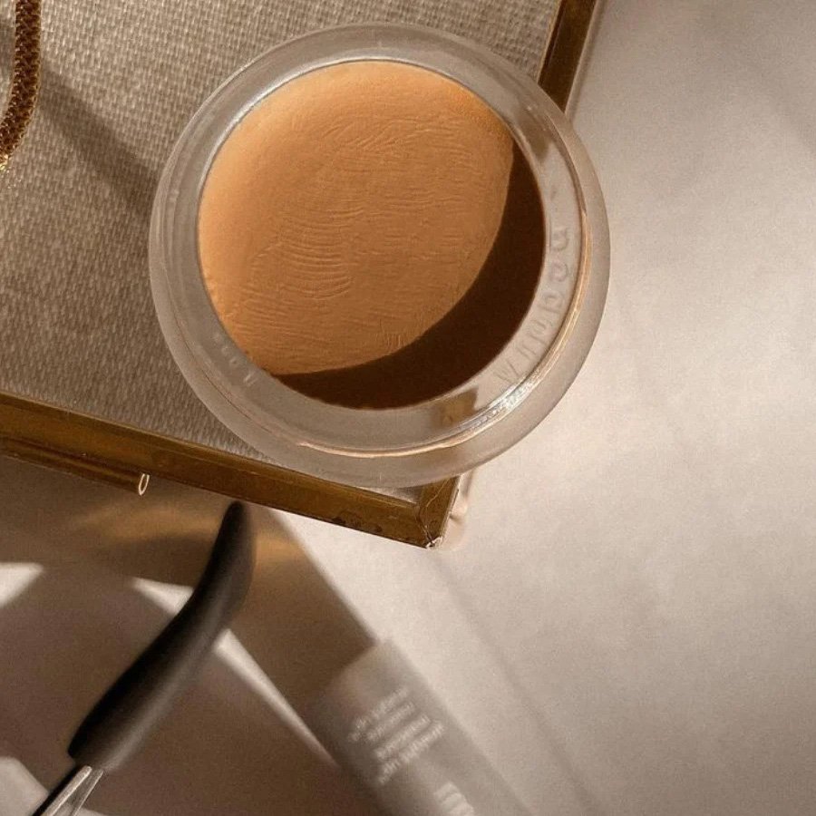 lifestyle2-UnCoverup-Concealer2-rms.jpg