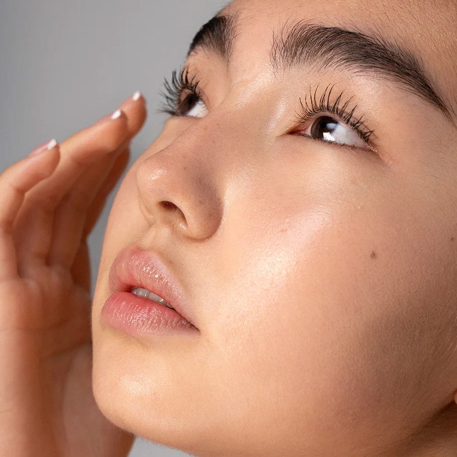 Straight-Up-Volumizing-Mascara-model.jpg