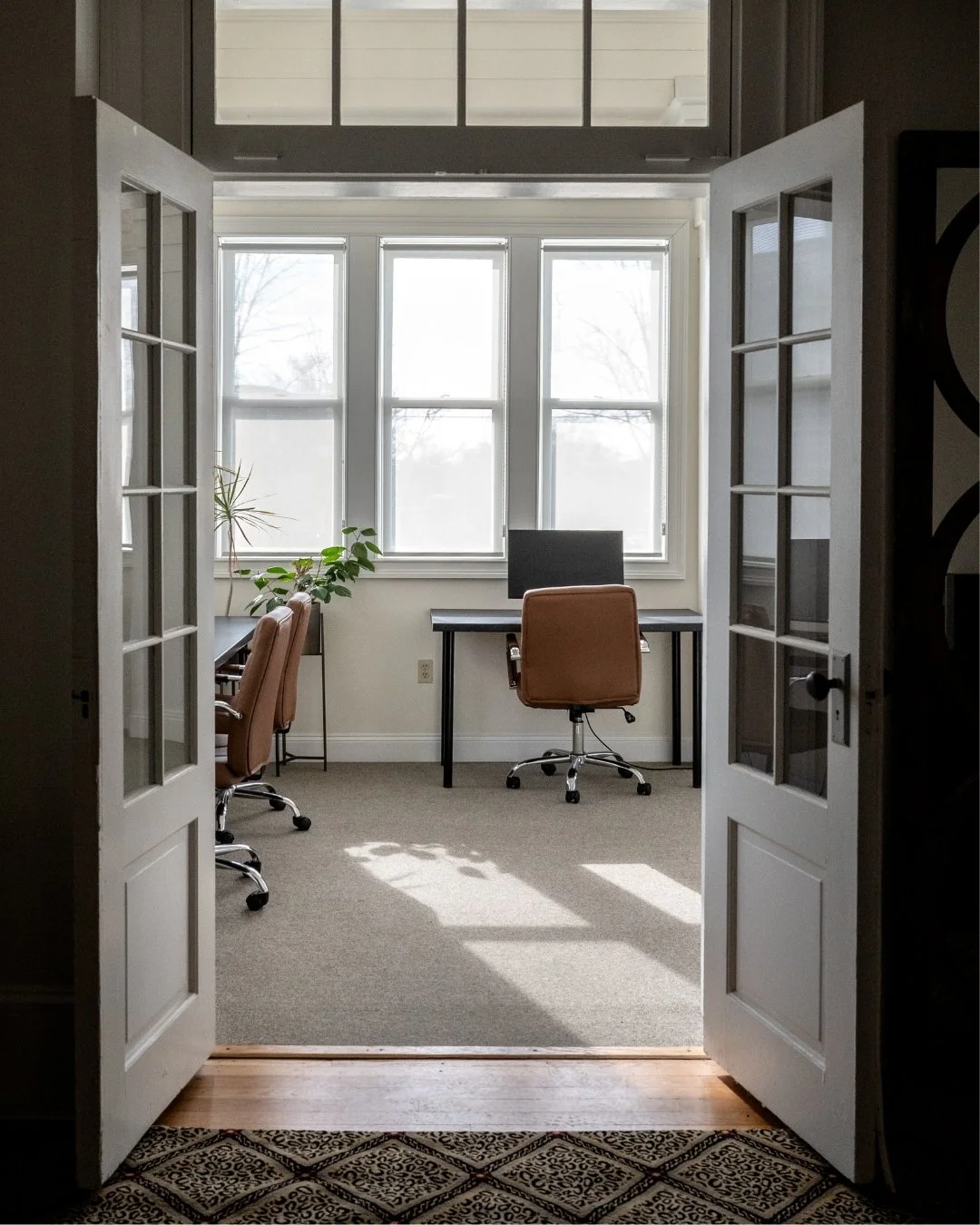 Open doors, open minds. ✨ Our shared workspace is perfect for team projects, spontaneous collaboration, or just soaking in the daylight while you get things done.

#SaratogaDesignCollective #CollaborativeWorkspace #CreativeStudios #CoworkingStyle #De