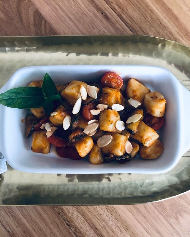 What&rsquo;s for dinner tonight? This is one lucky customers delicious dinner of gnocchi with zucchini, cherry tomatoes, basil pesto and almonds. All handmade!!!!
Get your order in for this weekend  https://www.datenightinside.com/
.
.
.
.
#gnocchi #