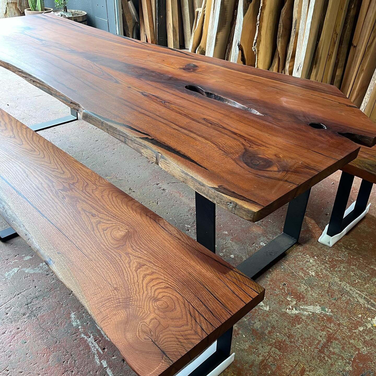 This truly beautiful red cedar table and bench seat combo went to it&rsquo;s forever home this week - the photos do this no justice at all 🤦🏼&zwj;♀️ the tones and colour variations in this timber have to be seen to be believed ❤️ 
We are forever gr