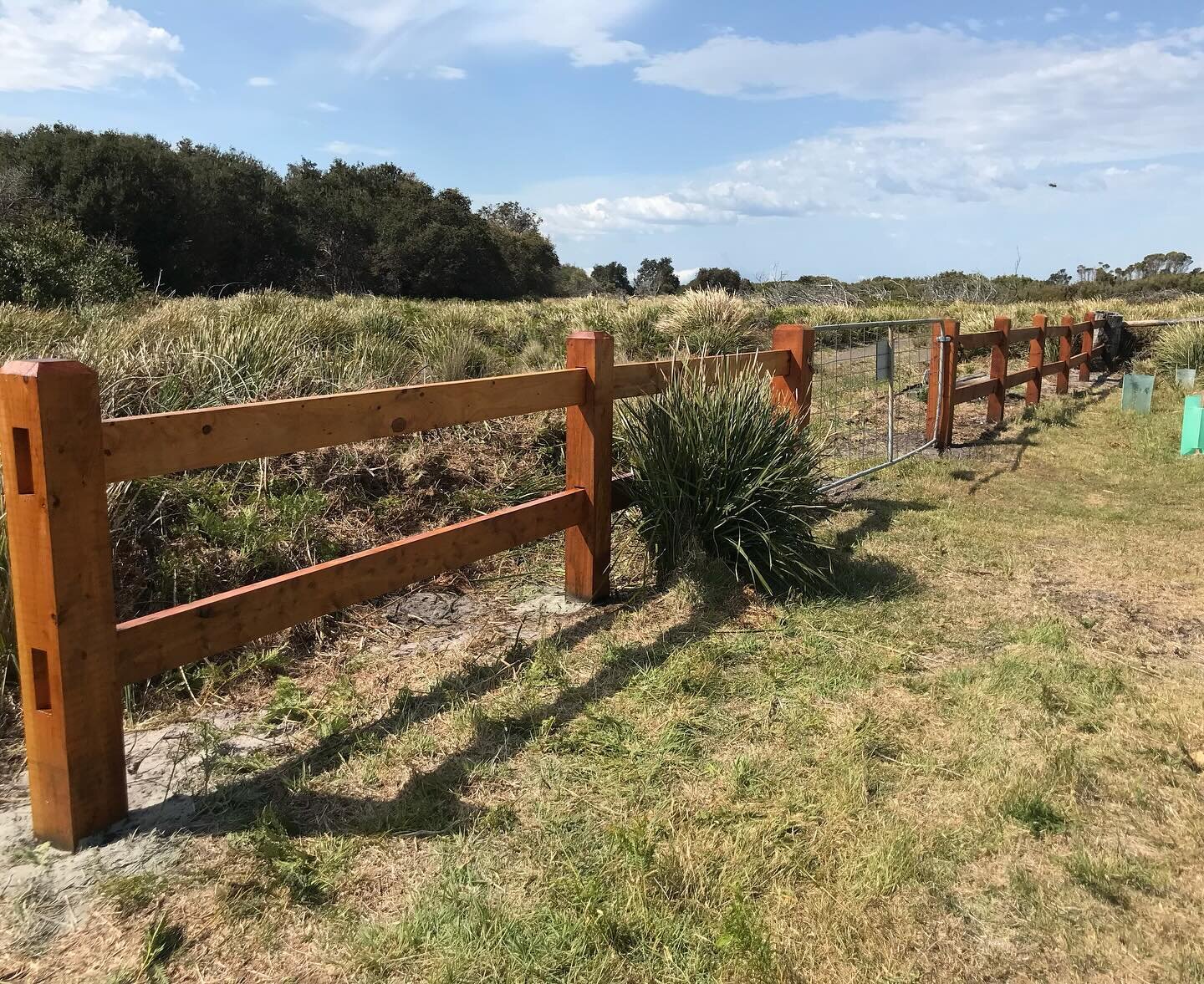 If this view doesn&rsquo;t make you want to put tools down and grab a coldie 🍻 we dunno what will ✨👌🏼 
Featuring our Country Charm 2 rail cypress post &amp; rail fence 😁