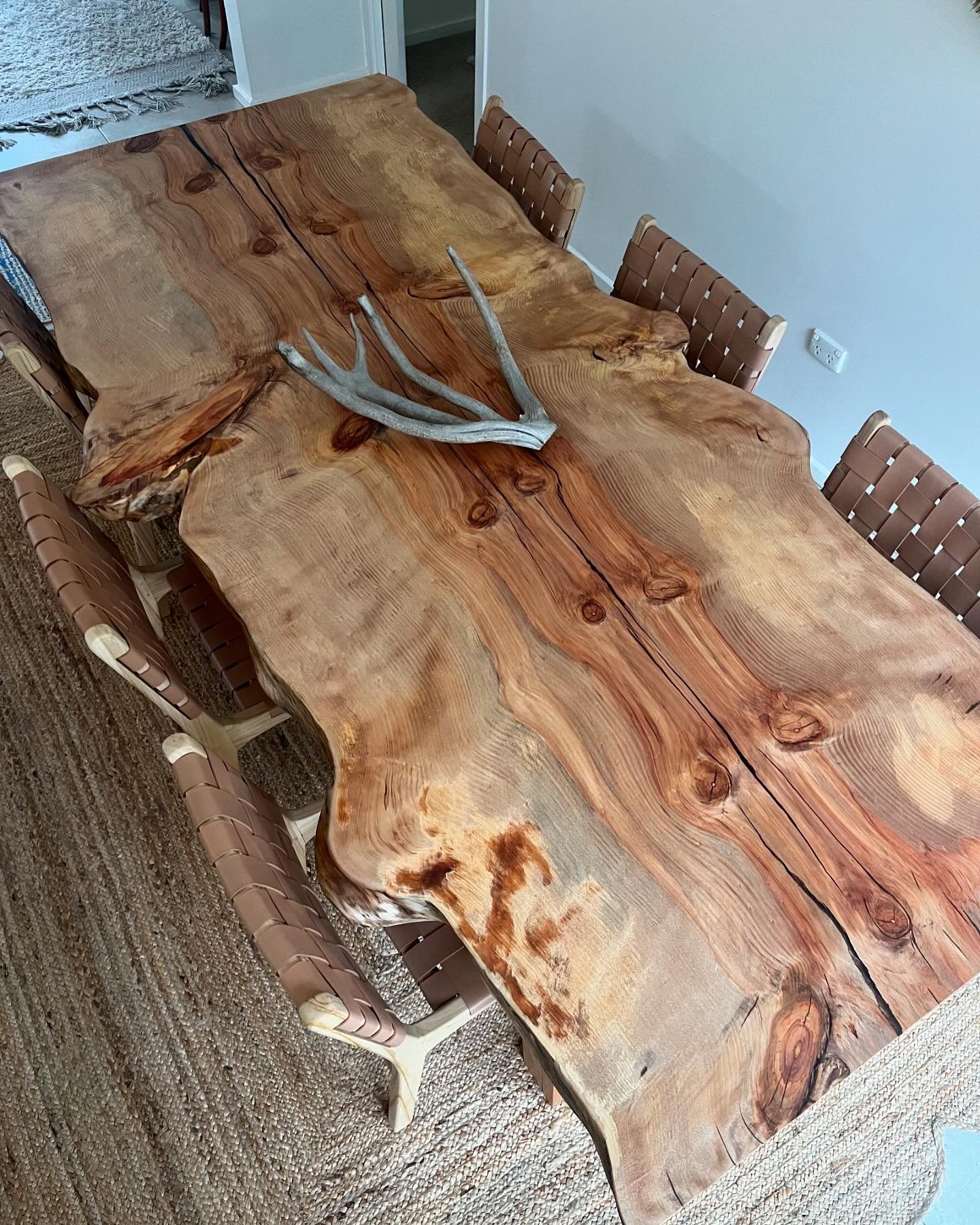 Hello 💛 Bunya LIVE edge 6-8 seater dining table 💛 
Wow - have you ever seen a live edge so beautiful organic &amp; extra?! 
And let&rsquo;s not forget the beautiful knot feature throughout 🤩
Almost too good to eat on 😝

Bunya slabs now available 