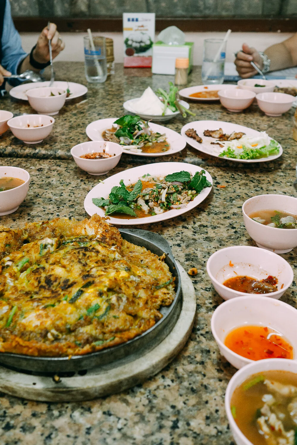 ลิขิตไก่ย่าง / Thai BBQ chicken and various northeastern dishes with mom's badminton gang