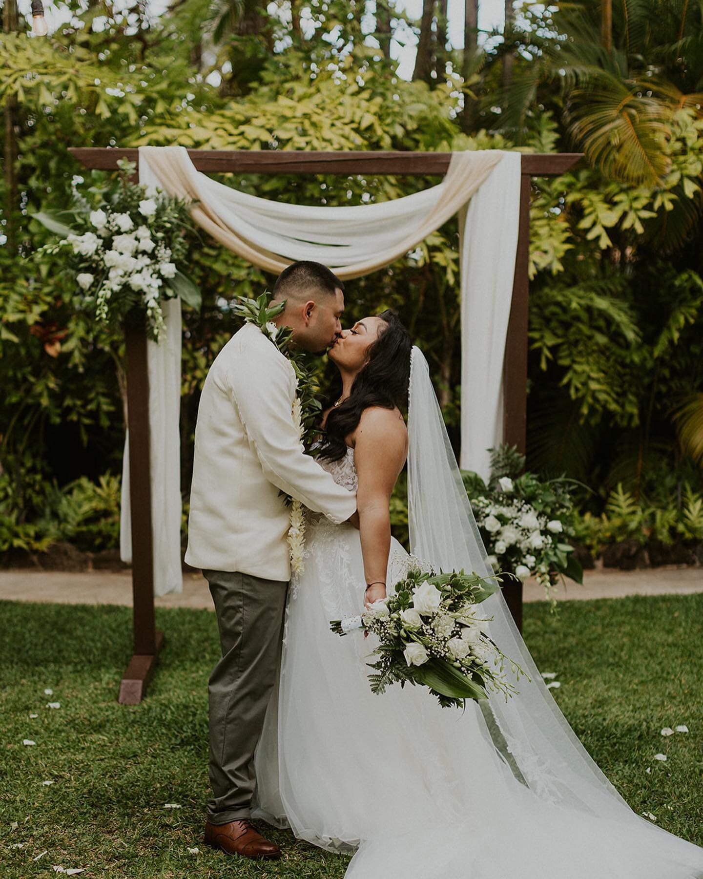 swooning over this beautiful day  and these two all over again 😍🥹

Planning: @jasperandlace 
Florist: @jasperandlace 
Photography: @taylorrwalstonphoto 
Table Settings: @withloveandgrace.hnl 
Catering: @enfuegogrillhawaii 
Cake: @acakelife 
Hair: @