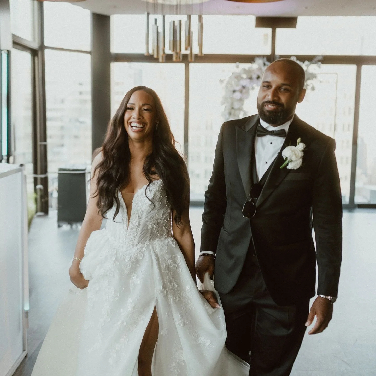 There’s something so timeless about black and white done right — especially when the backdrop is the Empire State Building π€
Our couple traveled all the way from Bermuda to say I do in the heart of New York City at Skylark. From the cus