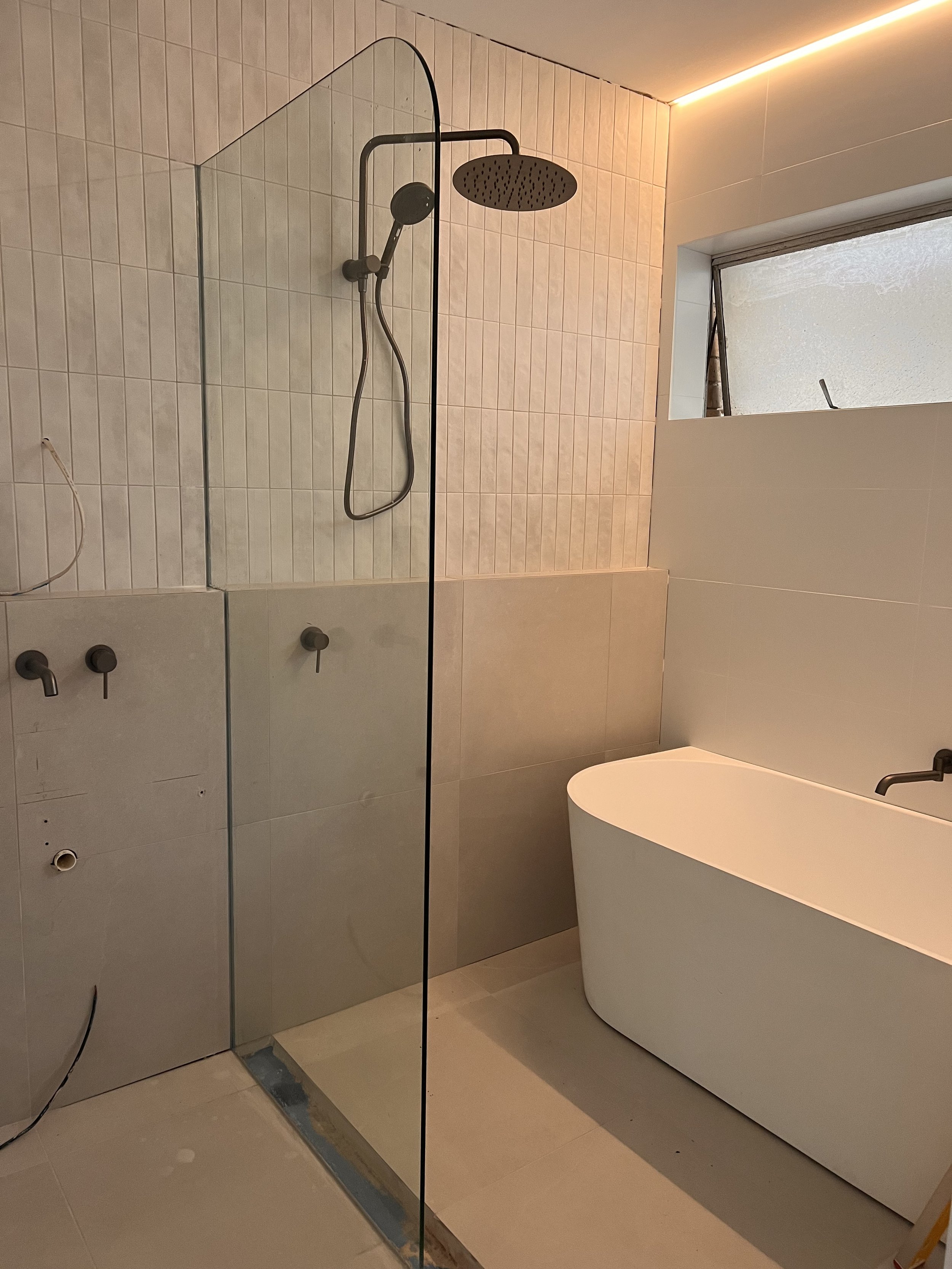 curve corner frameless glass shower screen