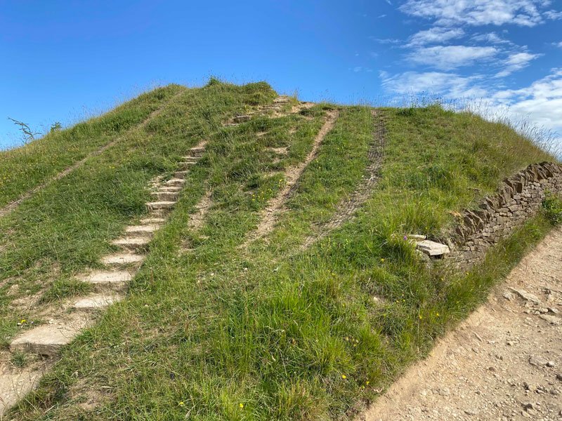 Discover the best walks in the Cotswolds, from scenic village strolls to breathtaking hilltop hikes. Explore charming trails, historic sites, and stunning countryside views. Cotswolds England, Cotswolds Aesthetic Spring, Cotswolds Day Trip, Cotswolds England Outfit, Cotswolds England English Countryside, Cotswolds Girls Trip, Upper Slaughter Cotswolds, Cotswolds Hiking, Hiking In Cotswolds, Cotswolds Walks, Best Walks In The Cotswolds, Walks In The Cotswolds, Itinerary, Things To Do Cotswolds
