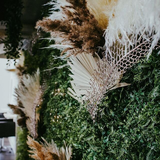 ▫️ PAMPAS WALL ▫️⁣
⁣
I love this focal wall through the back of the salon!⁣
⁣
Cred: @theblossomforge 
Photo cred: @kcrichtonphotography ⁣
⁣
#pampas #salon #sunspears #cheveux #flowerwall #floralwall #salondecor
