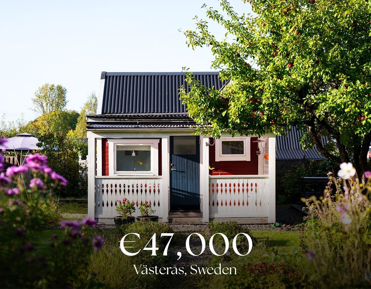 Small home for a small price! V&auml;ster&aring;s, where this charming fritidshus awaits. Step inside this super cute 20sqm space, complete with all the amenities you need and a petite bedroom to boot. But we have a feeling you'd spend most of your t