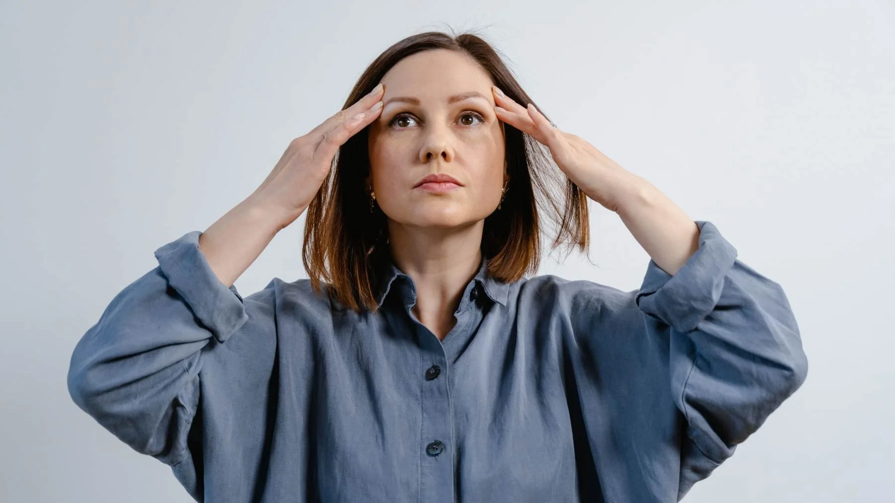 Vrouw met spanning in het hoofd, stress remt het zelfherstellend vermogen