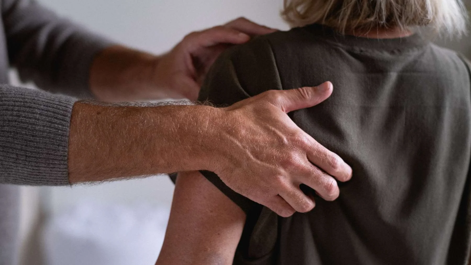 Fascia therapeut geeft fasciamassage, spanning in je lichaam en schouderbladen, ademhaling.