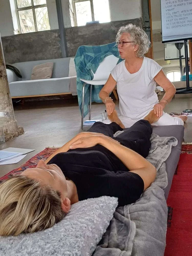 Wies van Beek (Breathcompany) tijdens haar ademopleiding De Adem als Medicijn