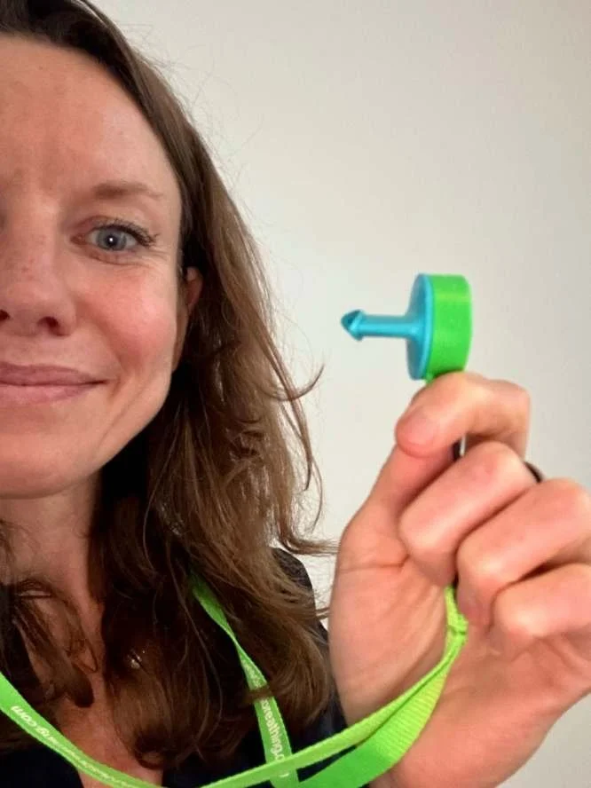 Nikki van der Velden met de Relaxator ademtrainer: minder stress, meer rust