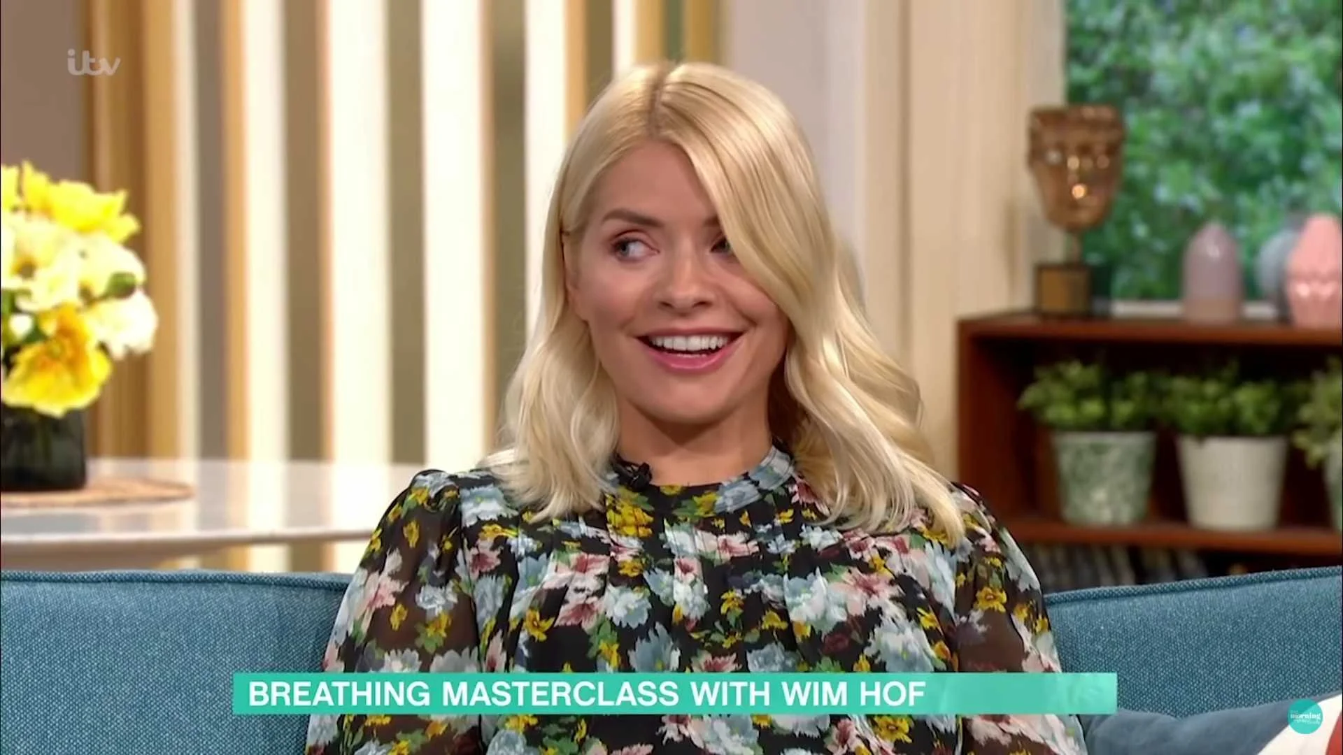 Wim Hof geeft ademsessie aan TV-hosts This Morning: "Omg, this feels really good!"