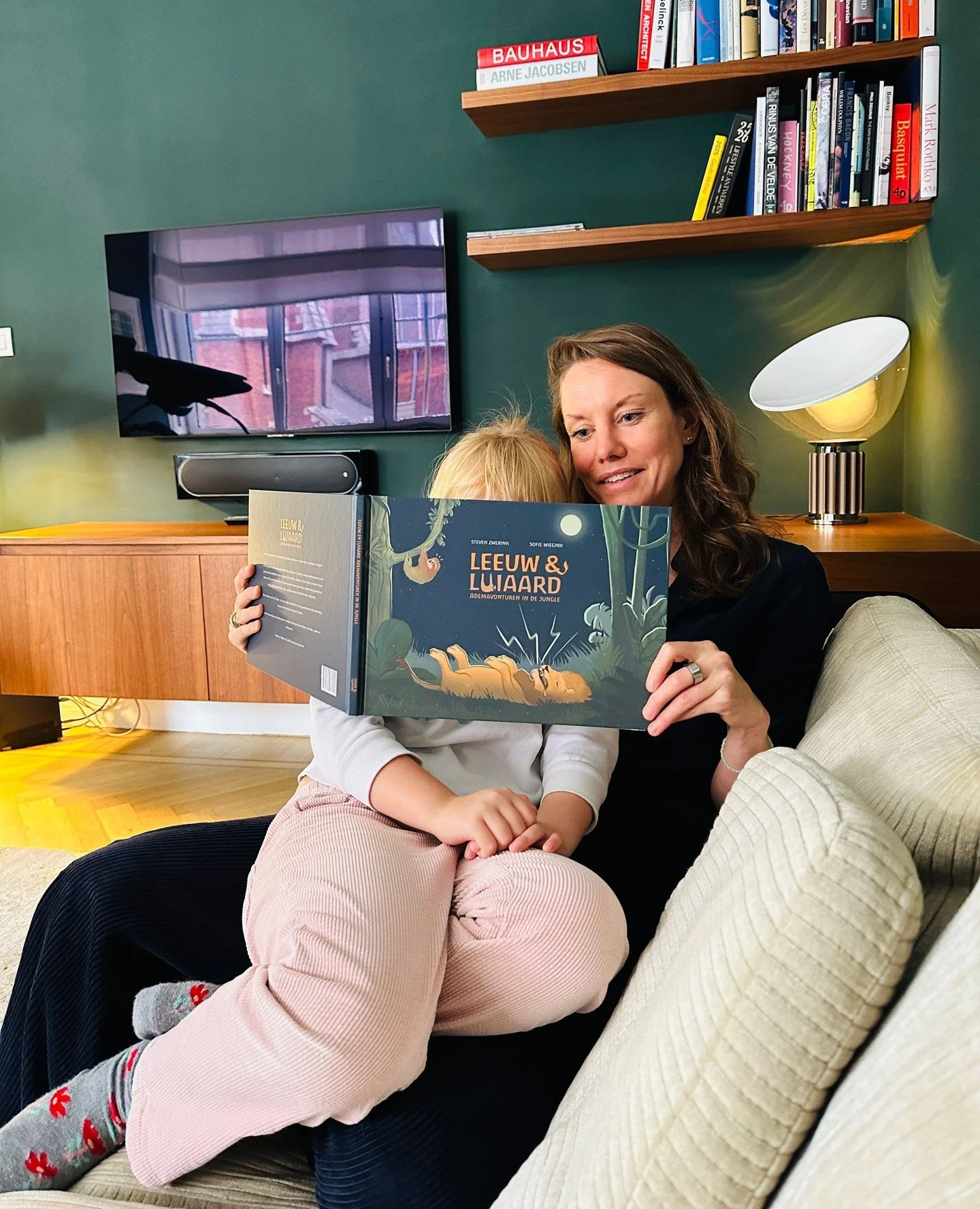 Ademen met kinderen ❤️⁠
⁠
Mijn hart maakt sprongetjes wanneer ik zie dat er steeds meer aandacht komt voor ademwerk bij kinderen. Dat we ze al jong mogen leren hoe ze kunnen kalmeren, voelen, vertragen &ndash; gewoon met hun eigen adem.⁠
⁠
Wij lezen 