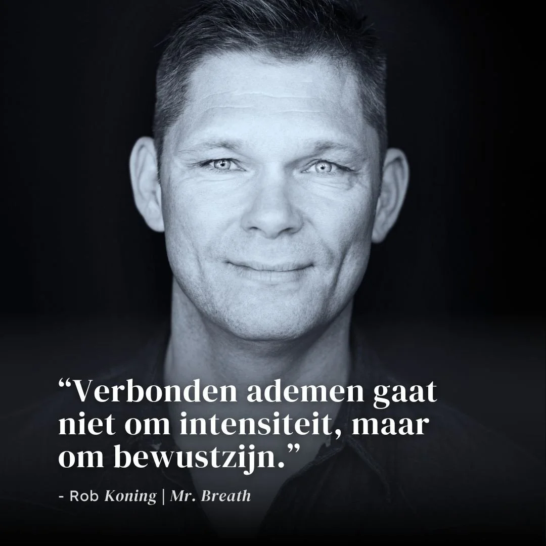 Verbonden ademen zie je op steeds meer plekken terug. Maar het is geen hype. Het is een essentieel en krachtig proces dat wortels heeft in eeuwenoude ademtradities, en in de huidige vorm al decennia mensen helpt om spanning te reguleren, patronen te 