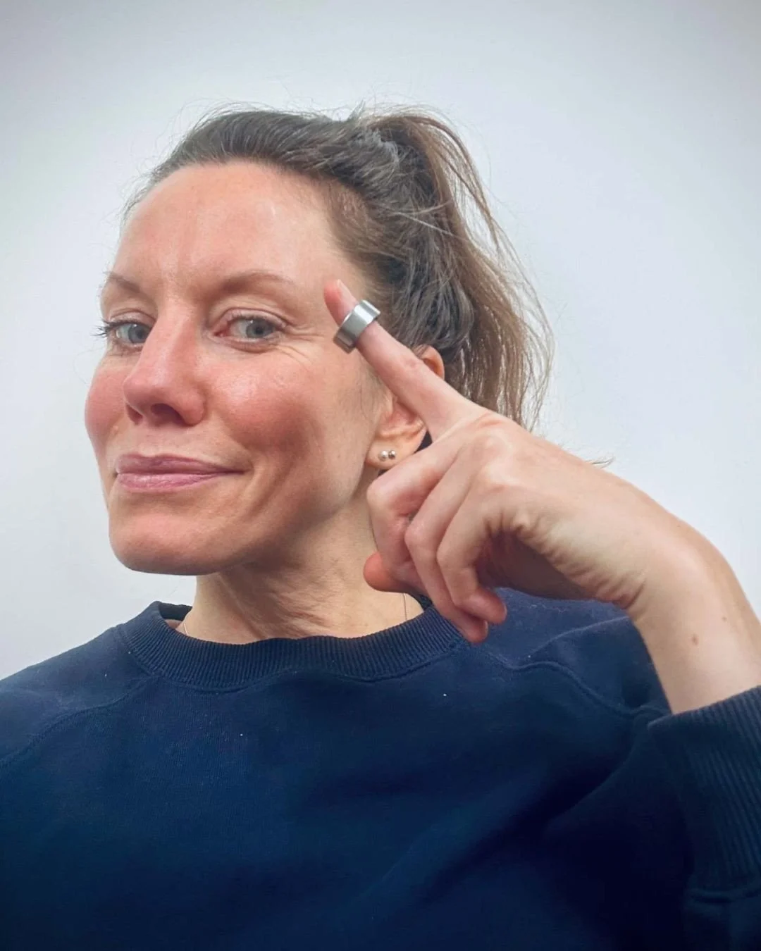 Ik zocht al een tijdje een eleganter alternatief voor mijn Fitbit (die bovendien om de haverklap stuk ging en sinds de overname door Google dramatisch slechte klantenservice heeft &ndash; first world problems, I know ;)).⁠
⁠
De Oura leek een logische