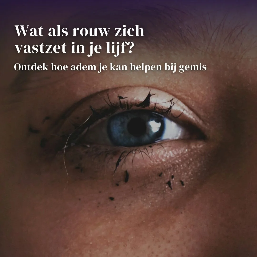 Voor rouw bestaat geen tijdlijn. Geen vaste volgorde. Geen &ldquo;het zou nu wel klaar moeten zijn&rdquo;.⁠
⁠
Ik weet er alles van. Mijn broer overleed 25 jaar geleden, en het gemis kan me soms nog steeds keihard overvallen. En ik weet ook dit: in de