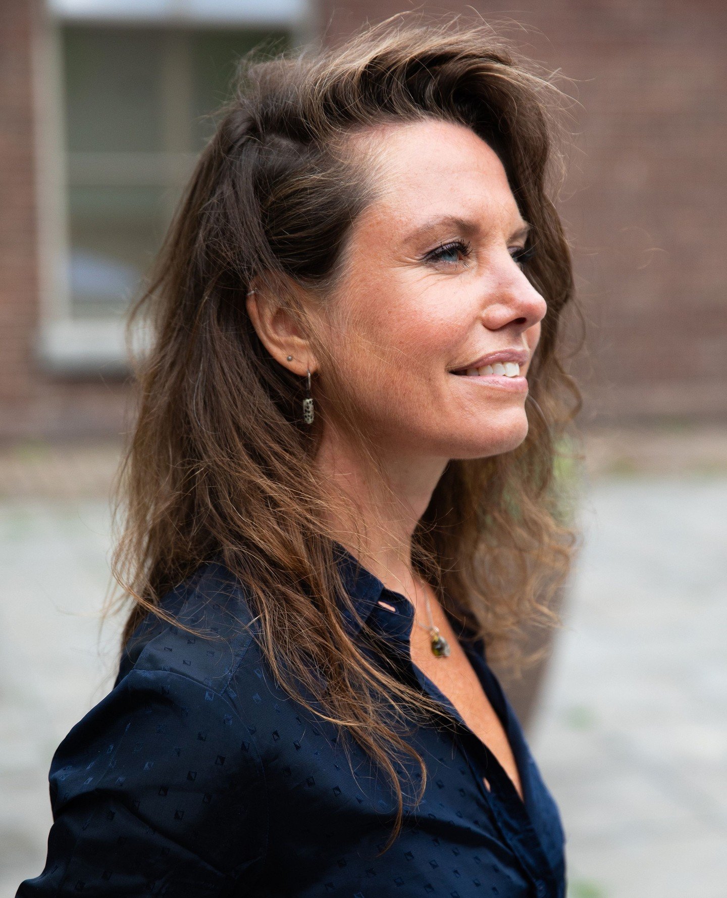 Er is een verschil tussen doorgaan&hellip; en werkelijk verder kunnen.⁠
⁠
Toen mijn broer overleed, was ik achttien. Hij koos ervoor een einde aan zijn leven te maken. Onvoorstelbaar groot. Te groot om te behappen. Laat staan te voelen.⁠
⁠
Dus deed i