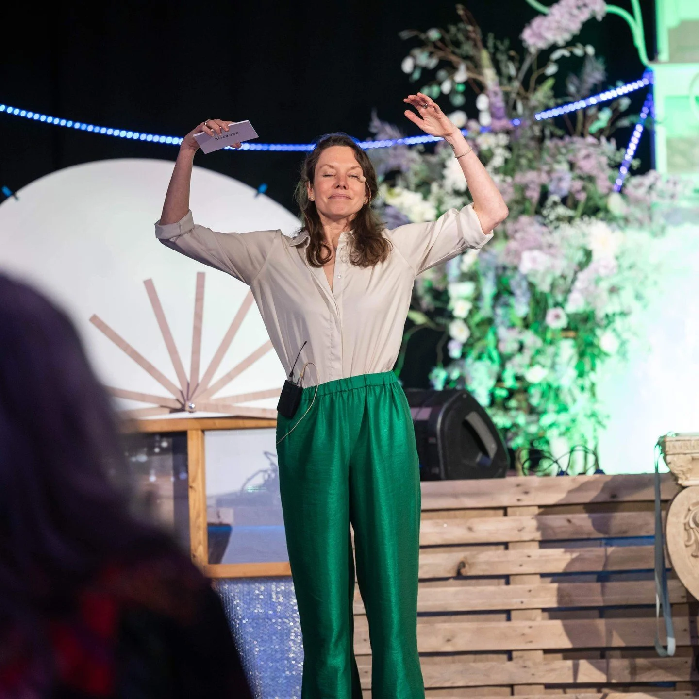 Twee weken terug op het @WhiteLightFestival in Kasteel de Berckt in Baarlo. Ik gaf een persoonlijke talk over hoe adem je kan helpen het leven weer te omarmen, gevolgd door een ademsessie van Marloes Hovestad (@ademloes).⁠
⁠
Was prachtig! ⁠
⁠
Dank aa