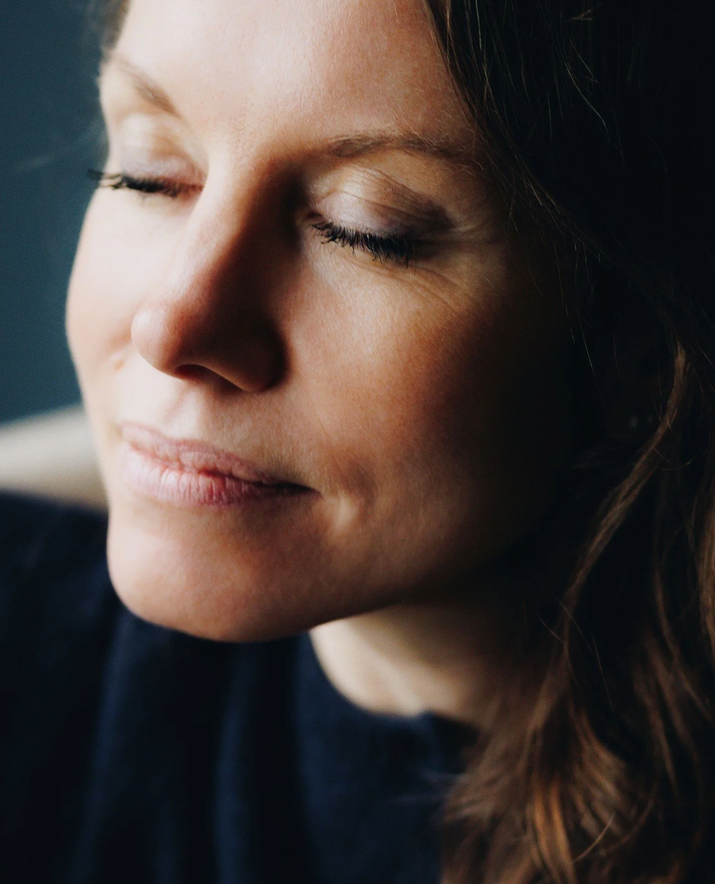 International Women's Day. Het zette me aan het denken over de vraag: hoe werkt ademhaling bij vrouwen anders dan bij mannen?⁠
⁠
In mijn eigen lijf merk ik in elk geval duidelijke verschillen in verschillende fasen van mijn cyclus. Maar er blijkt nog