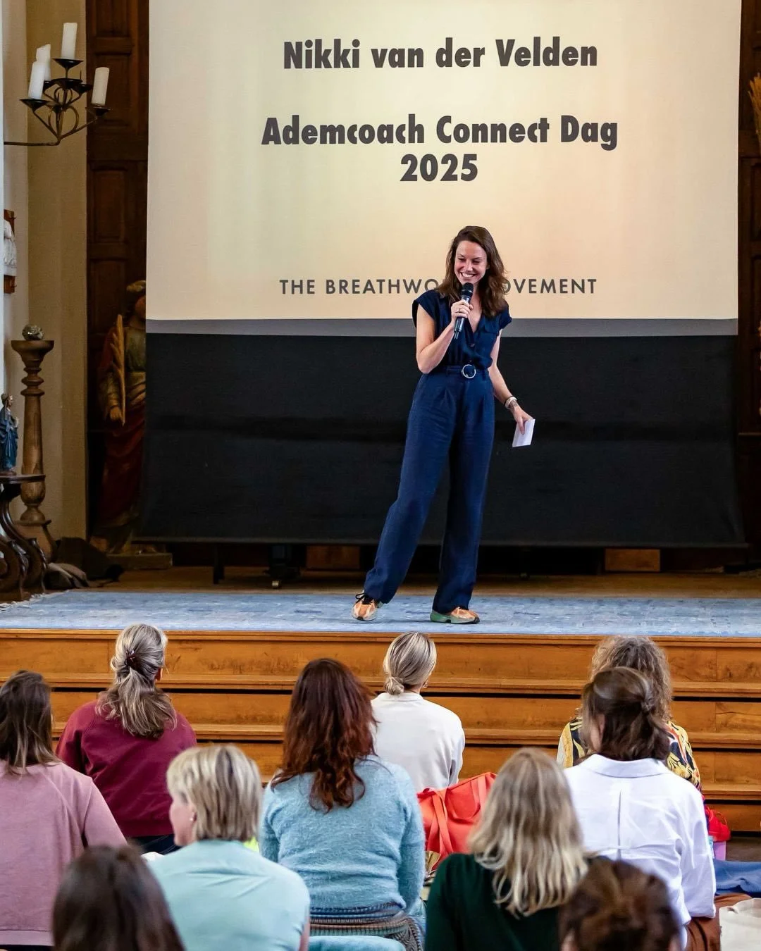Het blijft een beetje surrealistisch om dit te organiseren. Maar oh zo tof!

Zes jaar geleden was The Breathwork Movement nog een idee. Dit jaar organiseer ik alweer voor de derde keer een Ademcoach Live Dag (voorheen: Connect Dag). Deze editie in de