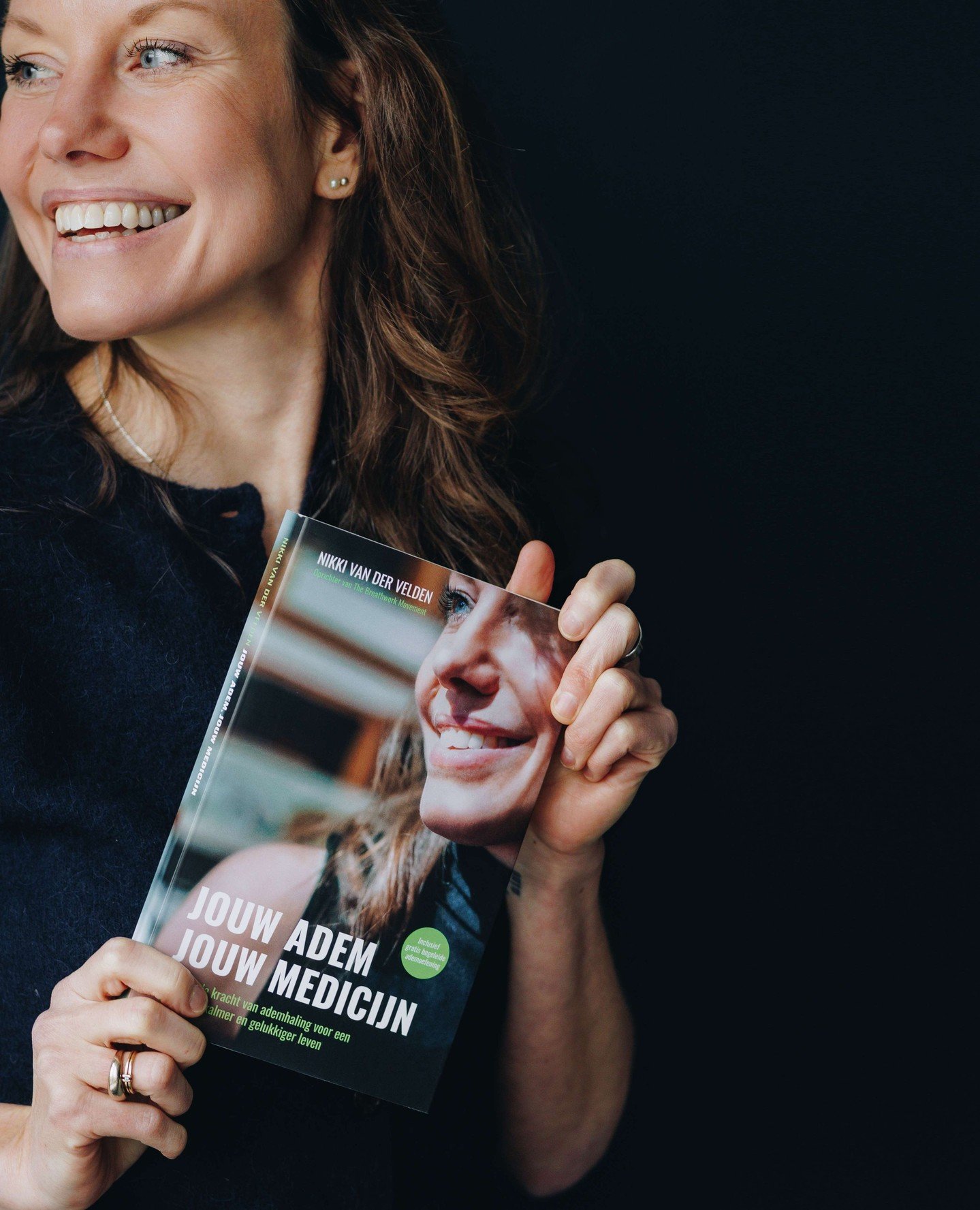 Vandaag precies twee jaar geleden kwam mijn boek uit. Na maanden schrijven en schrappen kom je op zo'n punt waarop jij niets meer hoeft te doen. Behalve vertrouwen dat het zijn weg wel vindt. ⁠
⁠
En dat deed het. ⁠
⁠
De reacties die volgden hebben me