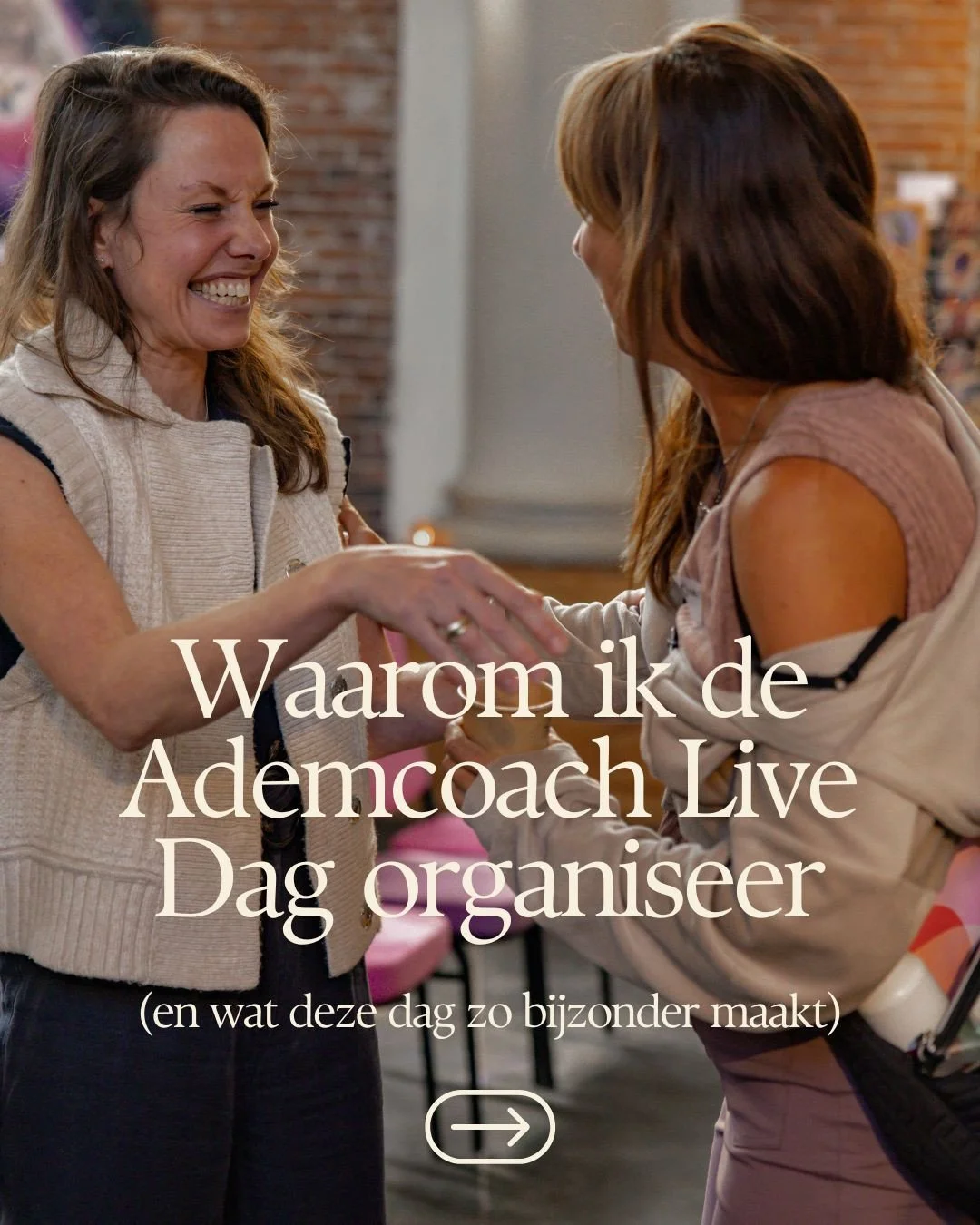 Wat er gebeurt als je met z&oacute;veel ademcoaches samenkomt&hellip;⁠
⁠
Vorig jaar stond ik vlak voor de start even achter het podium. Even voelen. En vooral denken: is dit &eacute;cht?⁠
⁠
Een zaal met 100 ademcoaches, trainers en opleiders. Allemaa