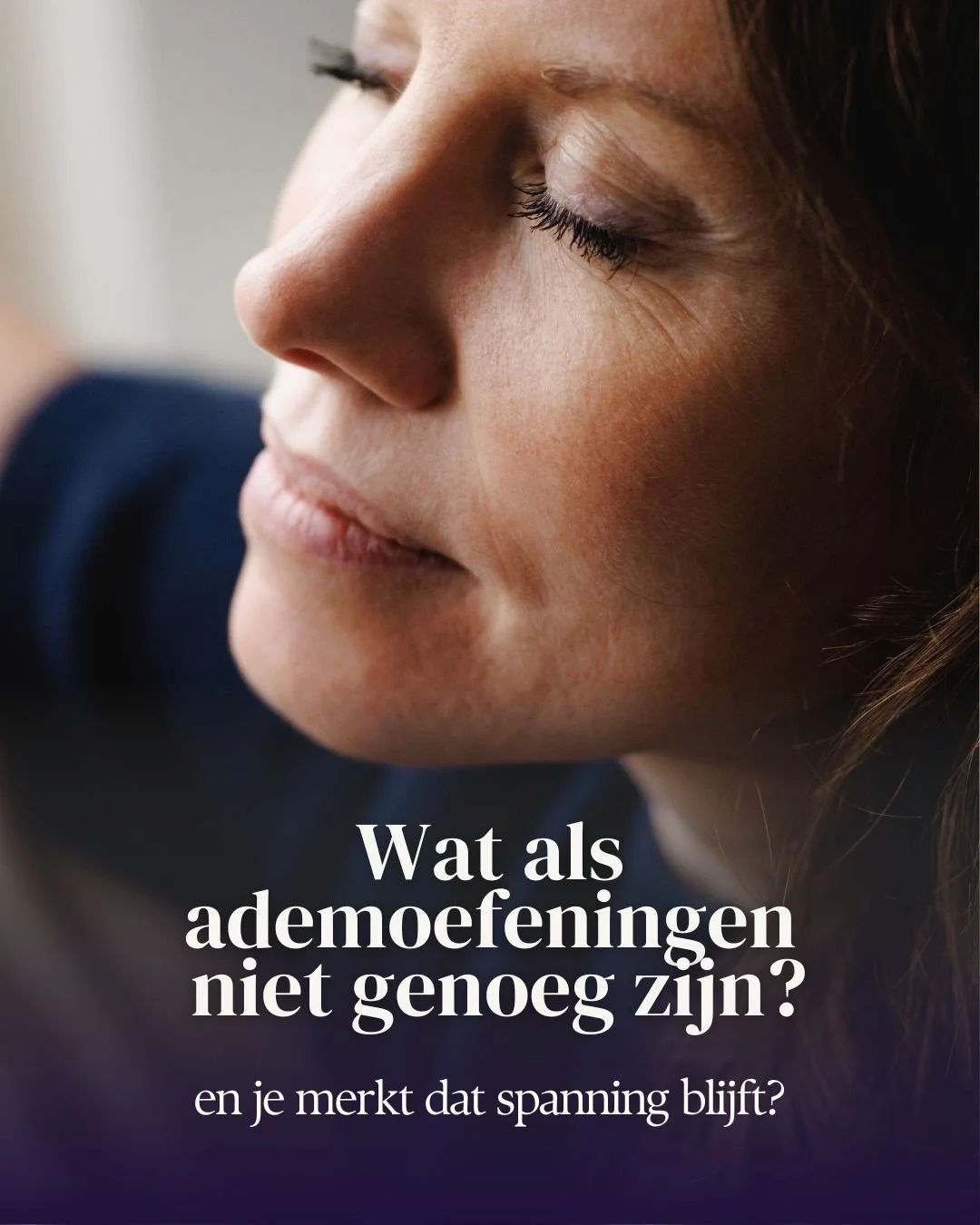 Ik ben zelf heel lang bezig geweest met mezelf kalmeren. Meditaties, ademoefeningen, yoga...⁠
⁠
Allemaal fijn in het moment. Maar zodra ik de mat weer afstapte, viel ik terug in mijn &lsquo;normale&rsquo; patroon: gestrest, gespannen, opgejaagd.⁠
⁠
T