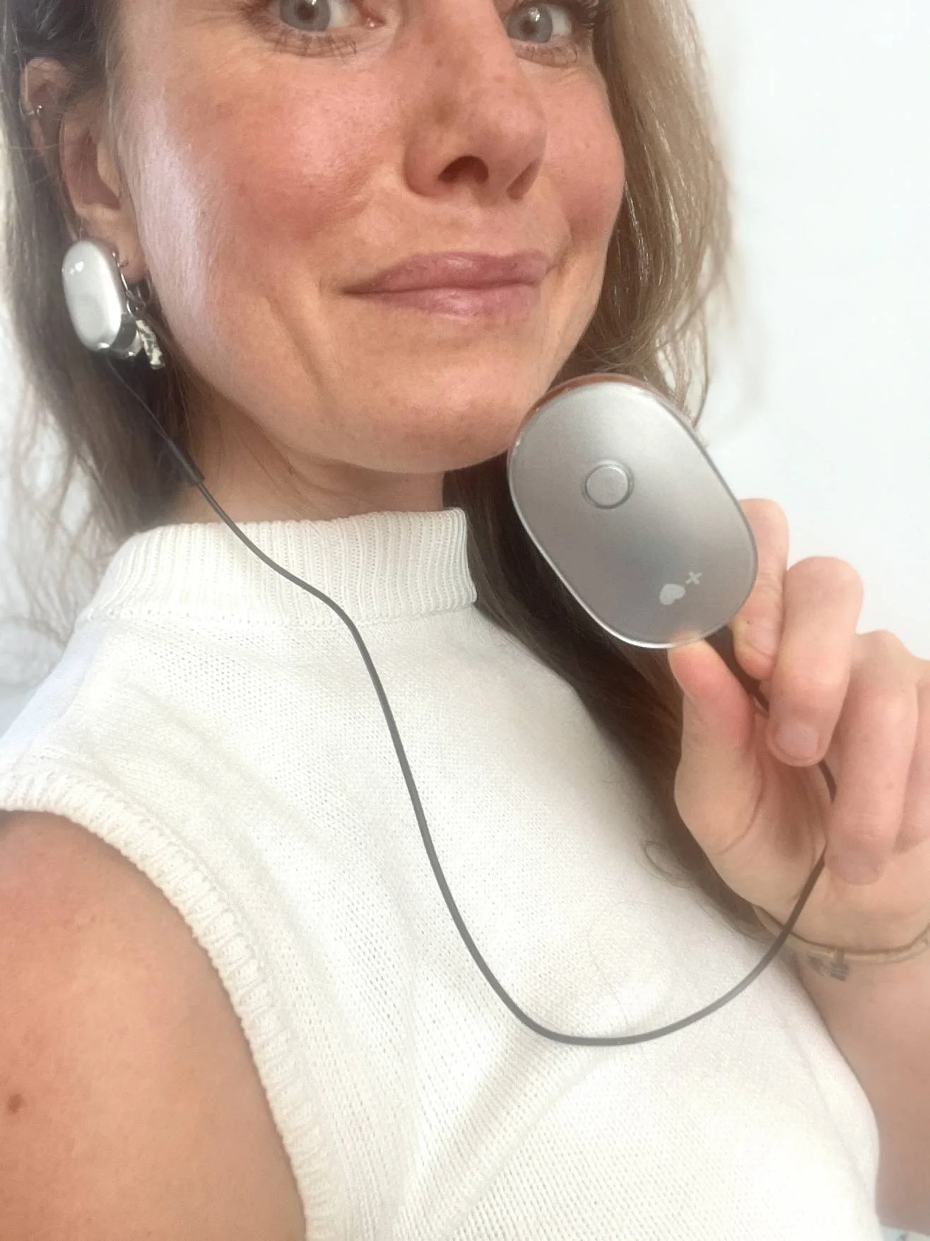 Wie ademwerk nog vaag vindt, wil ik uitnodigen om eens aan deze tool te komen hangen (als je durft ;)).⁠
⁠
Dit is de Inner Balance van HeartMath. Hij meet je hartritme, en laat live zien wat er in je zenuwstelsel gebeurt. Want je hart en je adem zijn