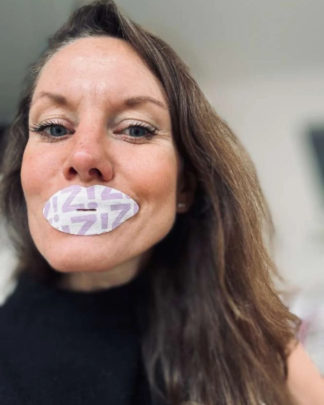Mondtapen. Wondermiddel of bullshit?⁠
⁠
Een paar jaar terug hoorde je er niemand over. Nu struikel je er online overheen. De een zweert erbij, de ander roept dat je jezelf ermee in gevaar brengt.⁠
⁠
De waarheid? Zoals zo vaak ergens in het midden.⁠
⁠