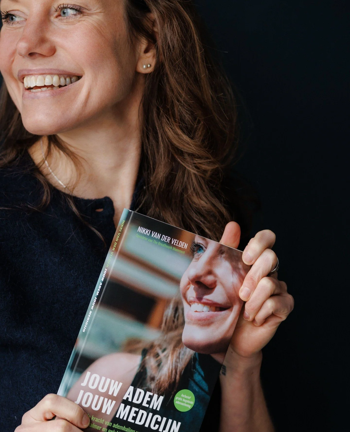 Er komt weer een nieuwe druk aan! En toch neem ik afscheid van dit boek 🥹⁠
⁠
Twee&euml;nhalf jaar geleden kwam Jouw adem, jouw medicijn uit, met mijzelf op de cover. Mijn eigen ervaring met ademhaling was tenslotte de aanleiding voor dit boek.⁠
⁠
Ma