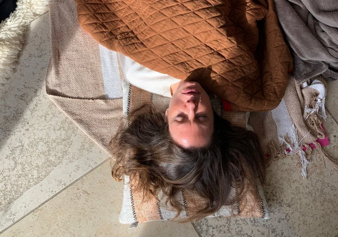 Als je Instagram opent, zou je bijna geloven dat ademwerk vooral draait om schreeuwen, krijsen en diepgaande &lsquo;releases&rsquo;. Mij niet bellen ;-)⁠
⁠
Gelukkig weet ik beter. En moet je zeker niet alles geloven wat je online ziet. Spektakel doet