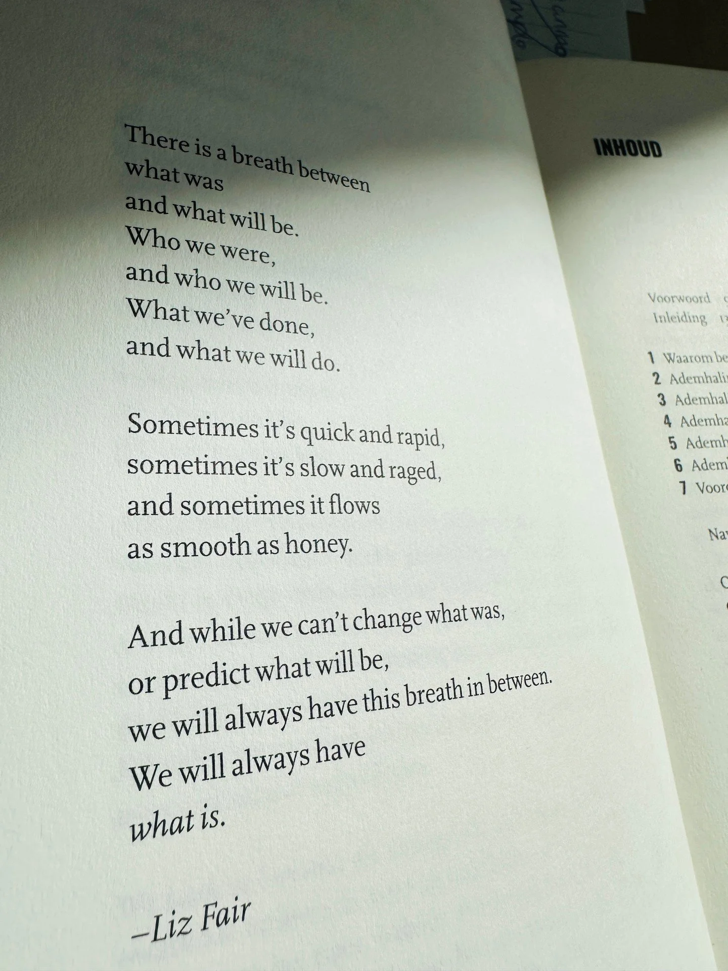 Tijdens het schrijven van Jouw adem, jouw medicijn kwam ik dit gedicht tegen. Zo mooi, zo raak... Het staat zodoende ook helemaal aan het begin van het boek.⁠
⁠
Vanaf daar neem ik het over en neem ik je mee op reis door mijn verhaal, maar vooral door