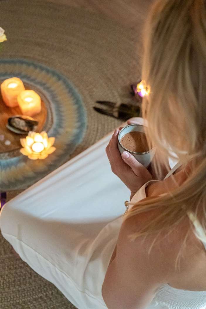 Kop cacao. Michelle Hendriksen is ademcoach en lichaamsgericht therapeut in Oudkarspel.