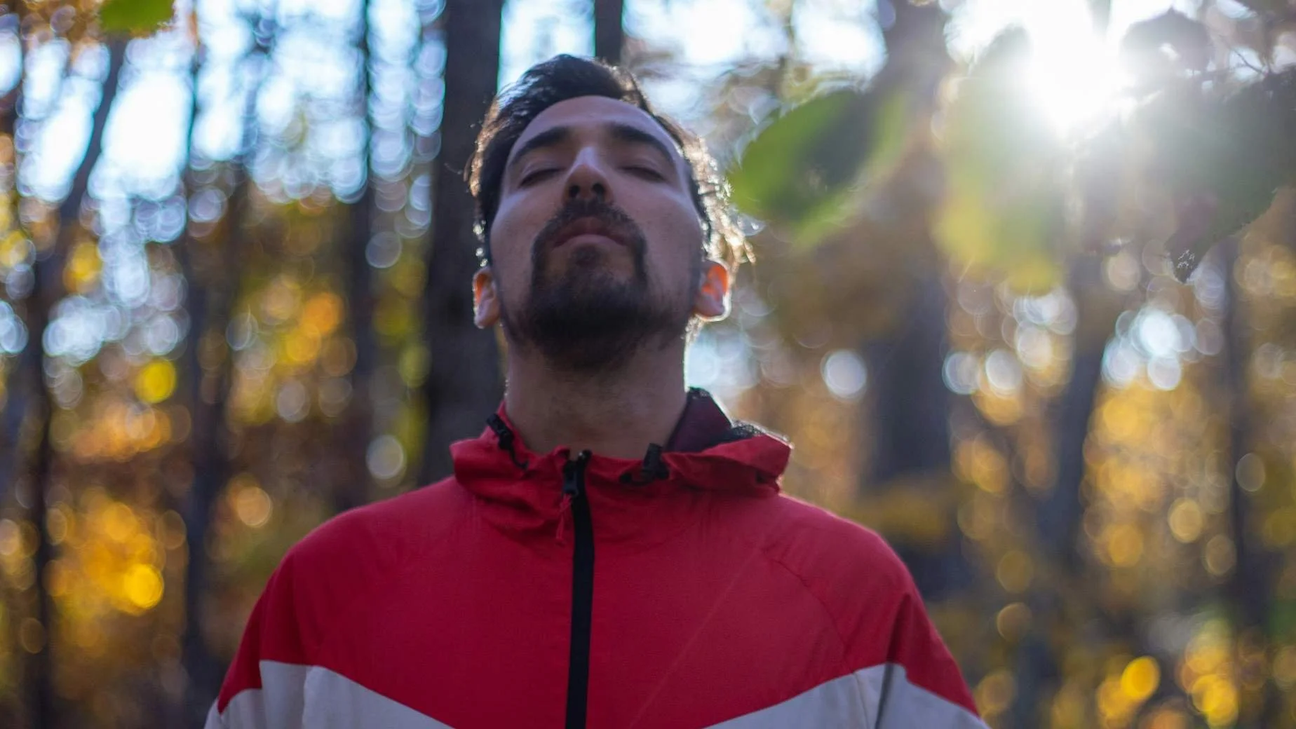 Man ademend in de natuur, frisse lucht.