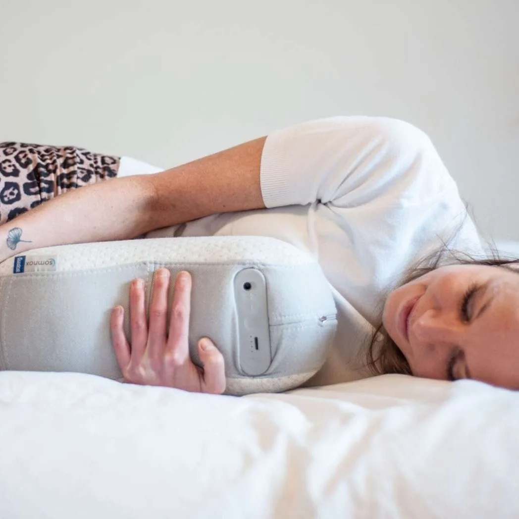 Met Somnox val je niet alleen rustiger in slaap, maar ook sneller en dieper. Bovendien slaap je langer door. Volledig natuurlijk, zonder poeders en pillen. Lang leve de kracht van de adem.