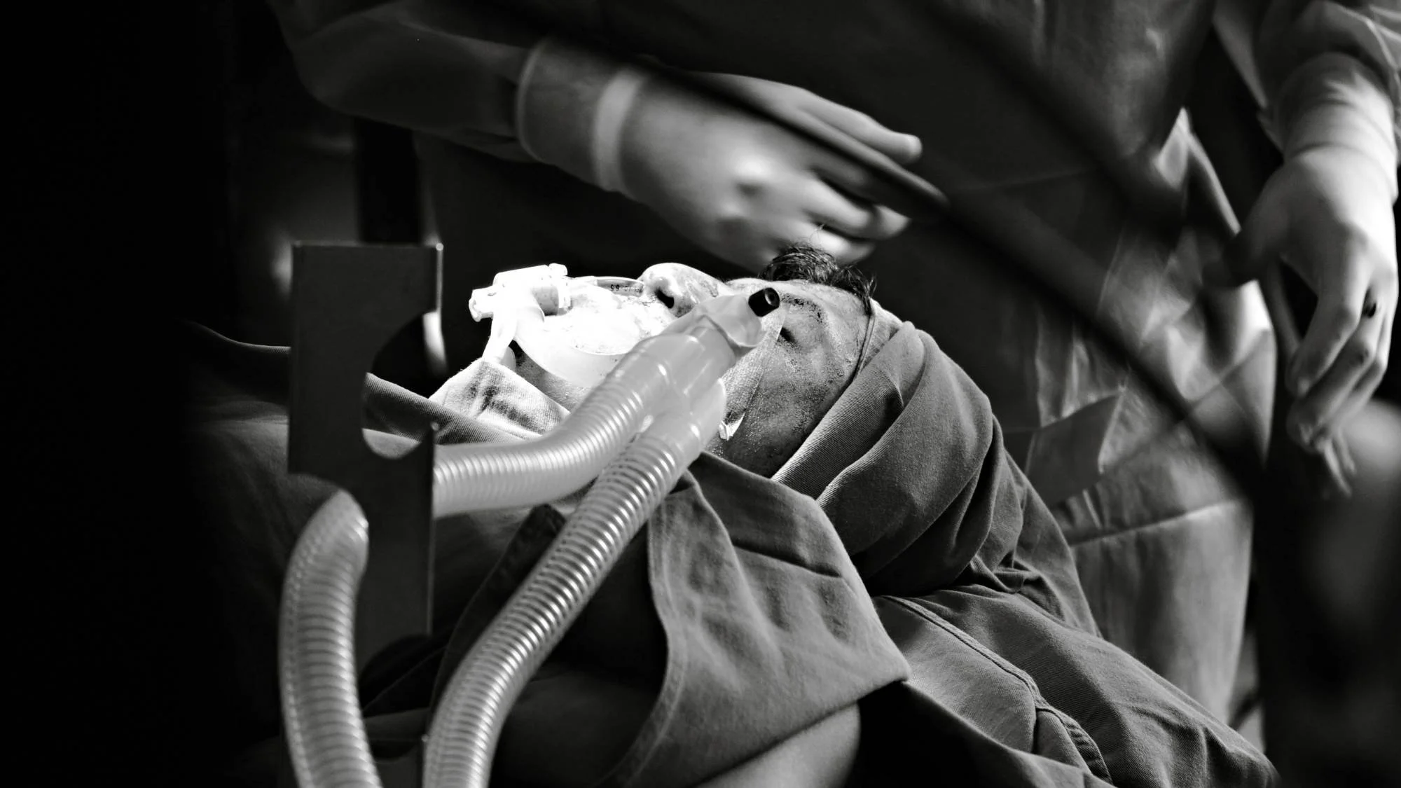 Patiënten op de intensive care worden vaak kunstmatig beademd via een ventilator. Onderzoek kijkt steeds vaker naar de mogelijke invloed daarvan op hersenactiviteit.