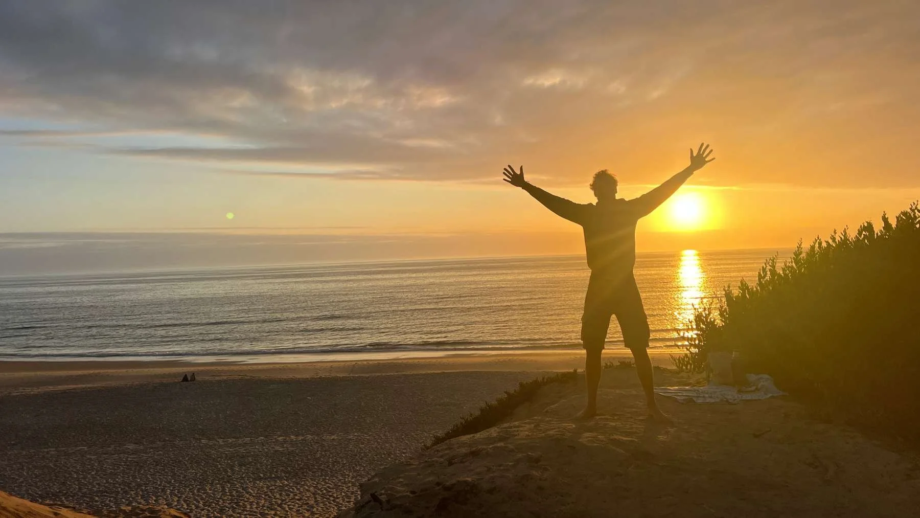 Ademcoach Albert Tjoonk op het strand - gezond leven, ademhaling, uteyko-methode