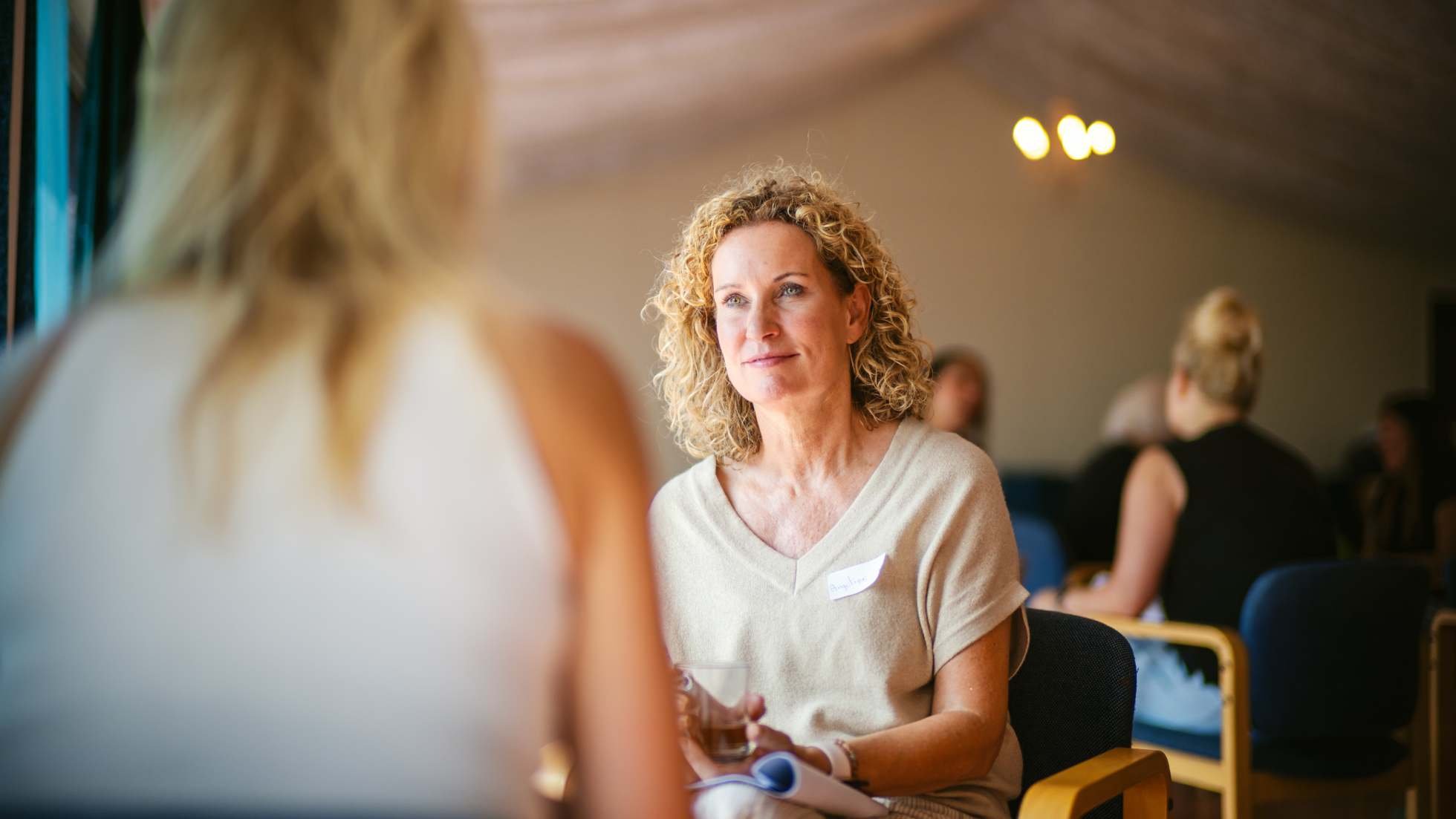 Vrouw, coaching, ademwerk en lichaamswerk.