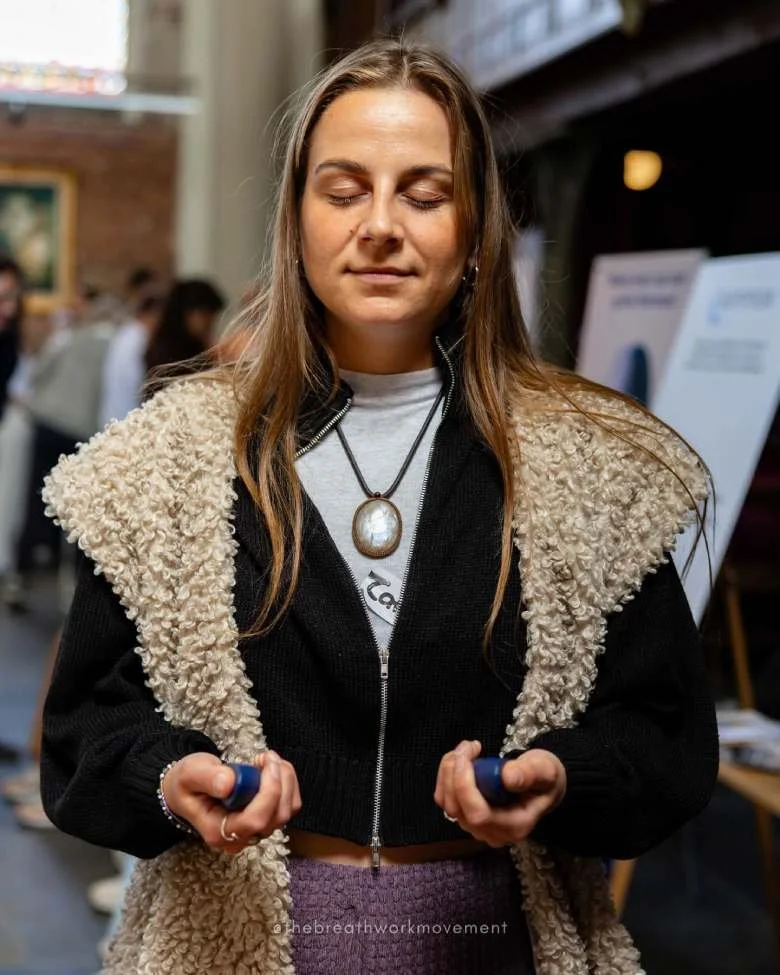 Jonge vrouw met Pebbles ademtool. de manier waarop je ademt álles beïnvloedt