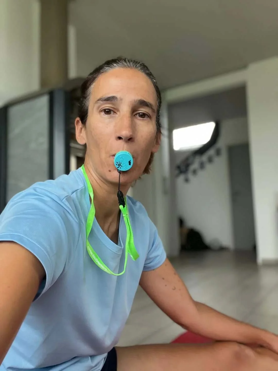 Vrouw met de Relaxator Breath Trainer - ademhalingstraining voor meer rust en energie.
