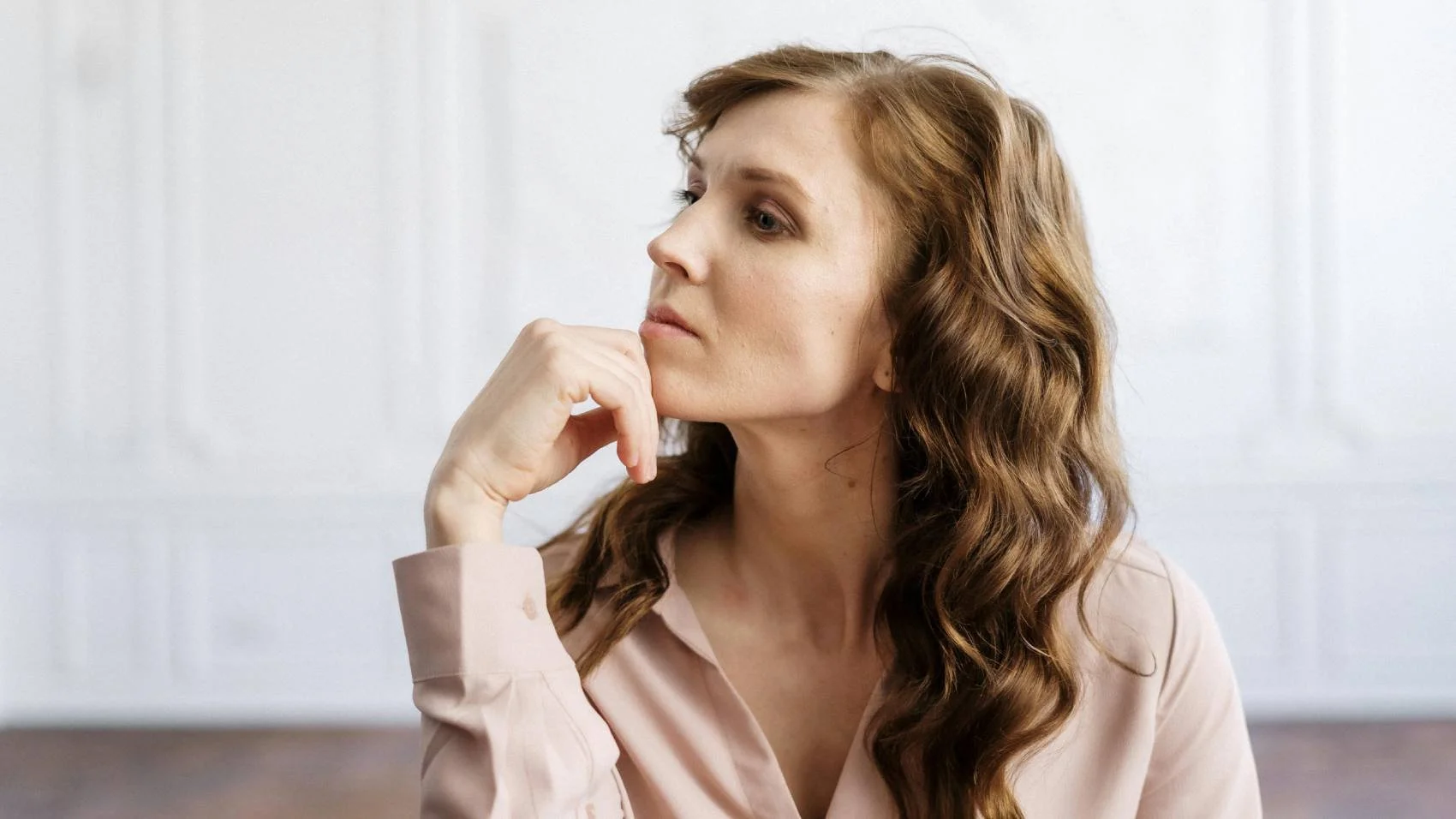 Portret van een peinzende vrouw. Systemisch werk, gecombineerd met Ademwerk.