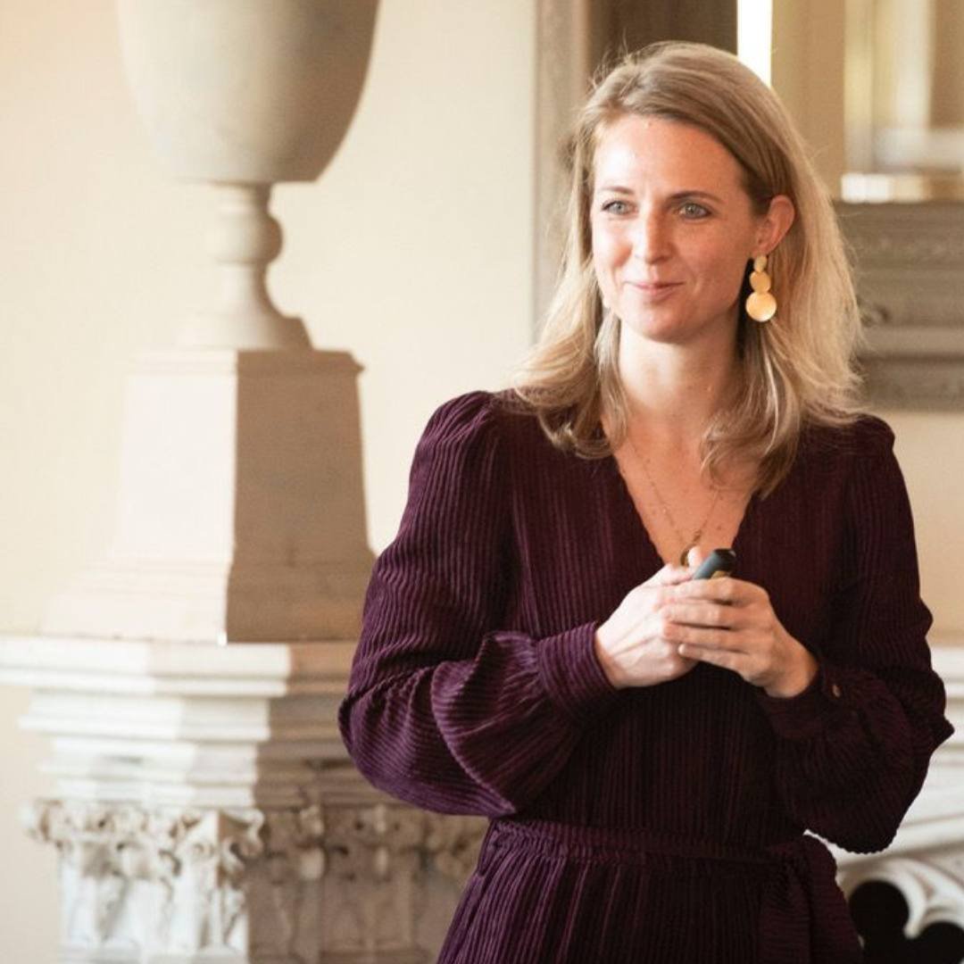 Karlijn de Buck is professioneel ademtrainer en werkt vanuit haar onderneming de adembeweging.