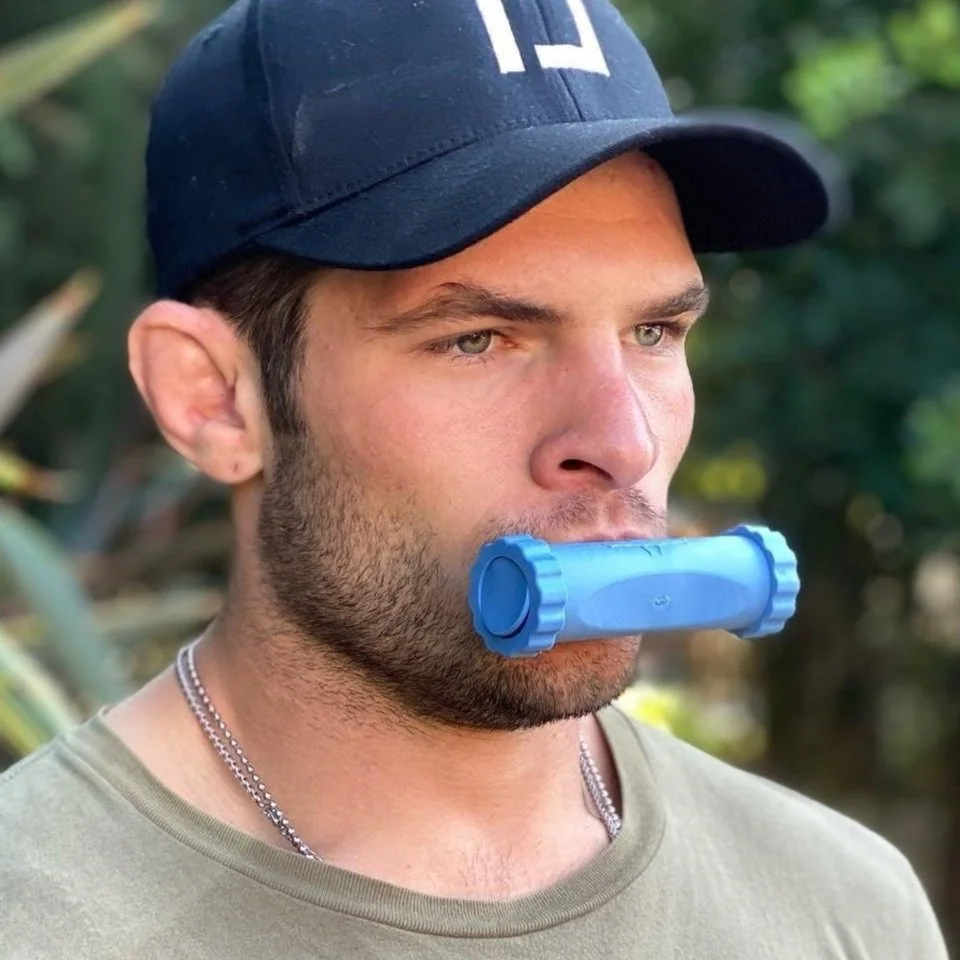 De O2 Trainer (ontwikkeld door Bas Rutten) is een compacte ademtool waarmee je je ademspieren actief versterkt.