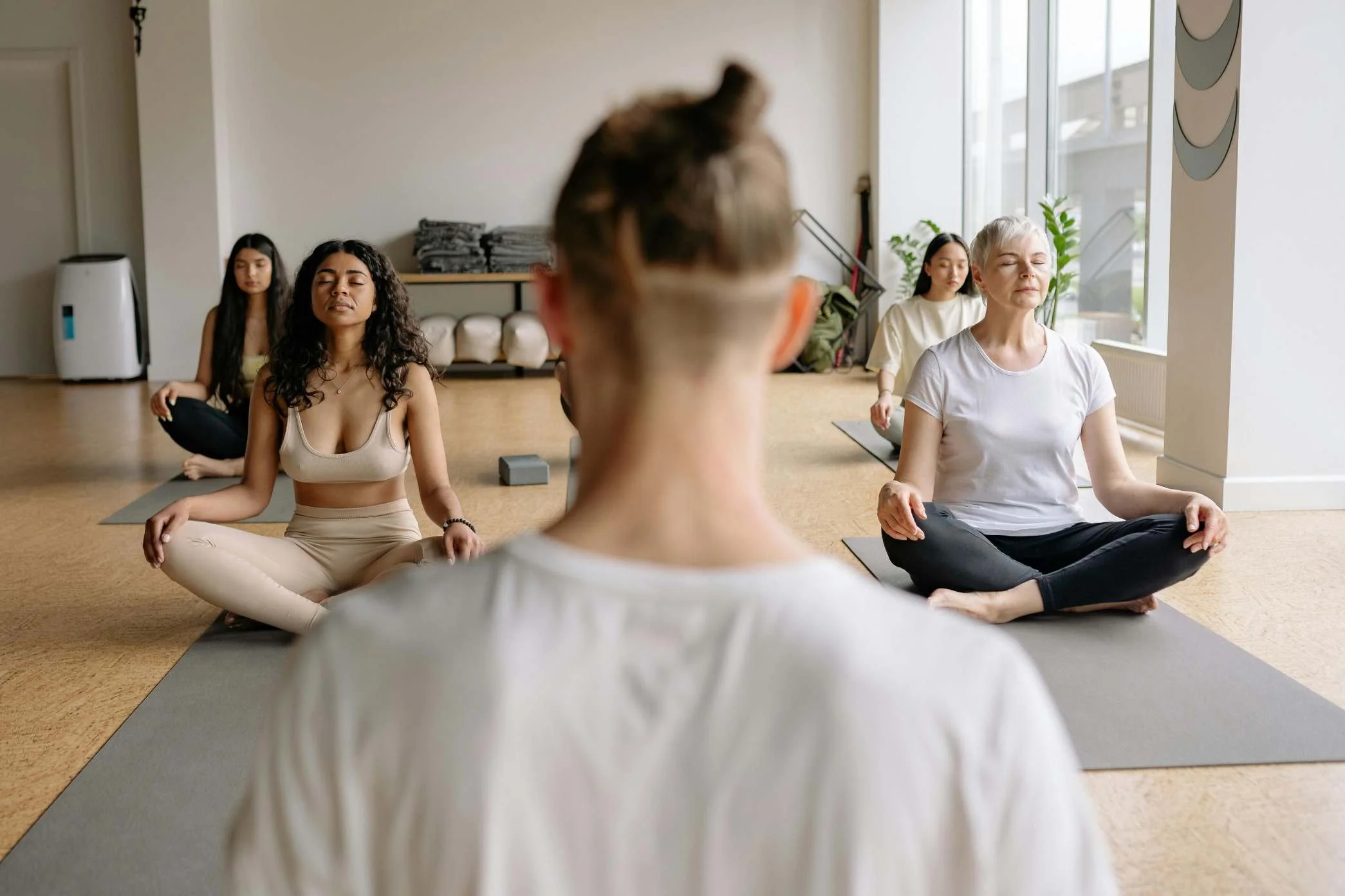 Hoe ademwerk en yoga elkaar versterken op én naast de mat