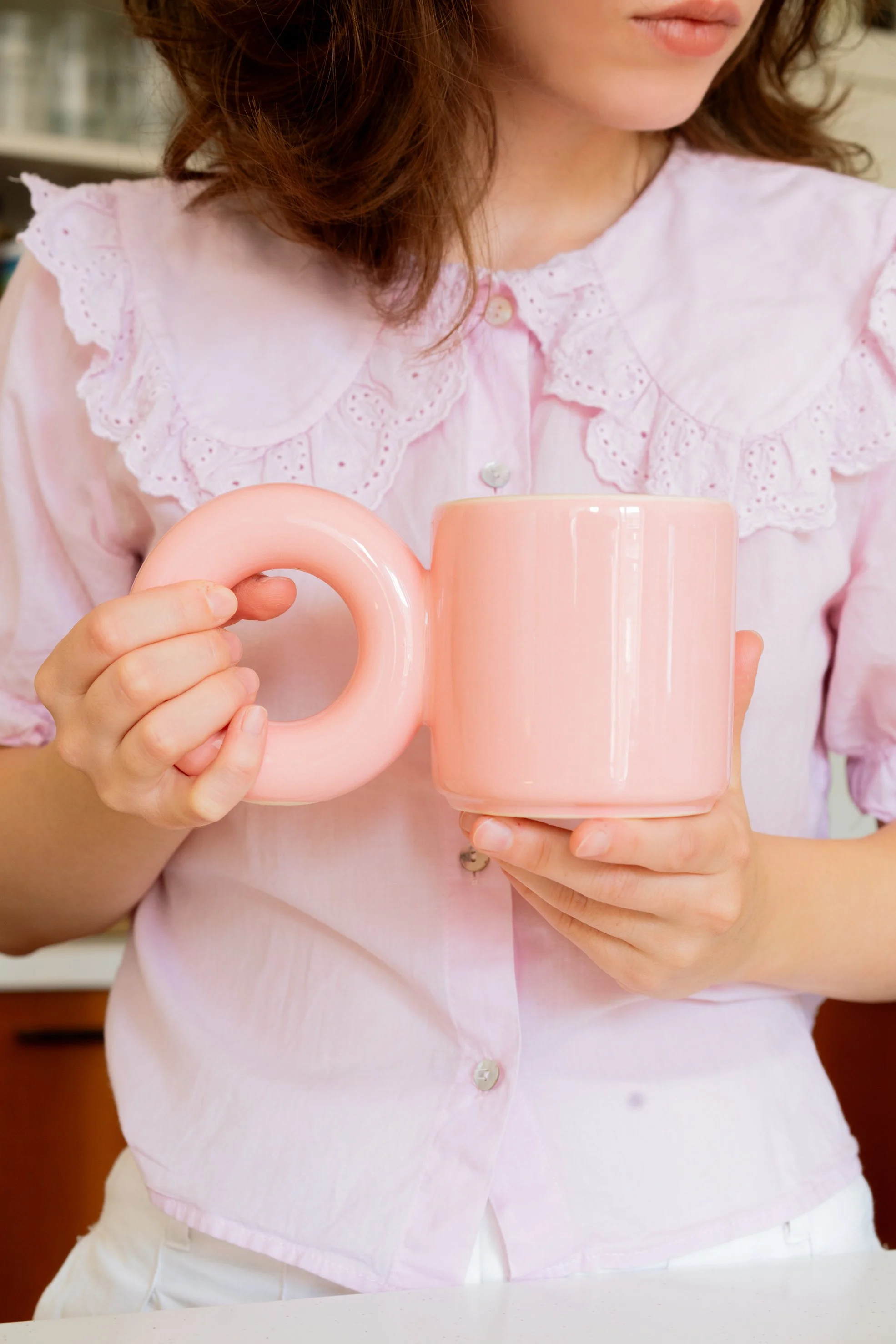 Różowy kubek ceramiczny UCHO Candy z dużym uchem-preclem – Malwina Konopacka
