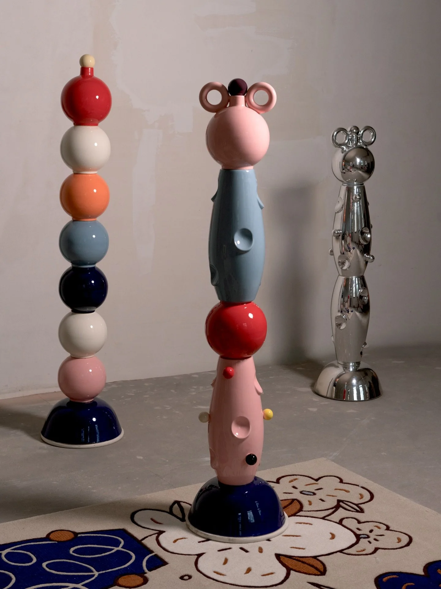 Po raz pierwszy prezentujemy nową kolekcję dywan&oacute;w zaprojektowanych przez Malwinę Konopacką. Możecie zobaczyć je na żywo i kupić podczas naszego pop upu w samym centrum Warszawy. Na miejscu czekają też ceramiczne totemy oraz znane obiekty z na