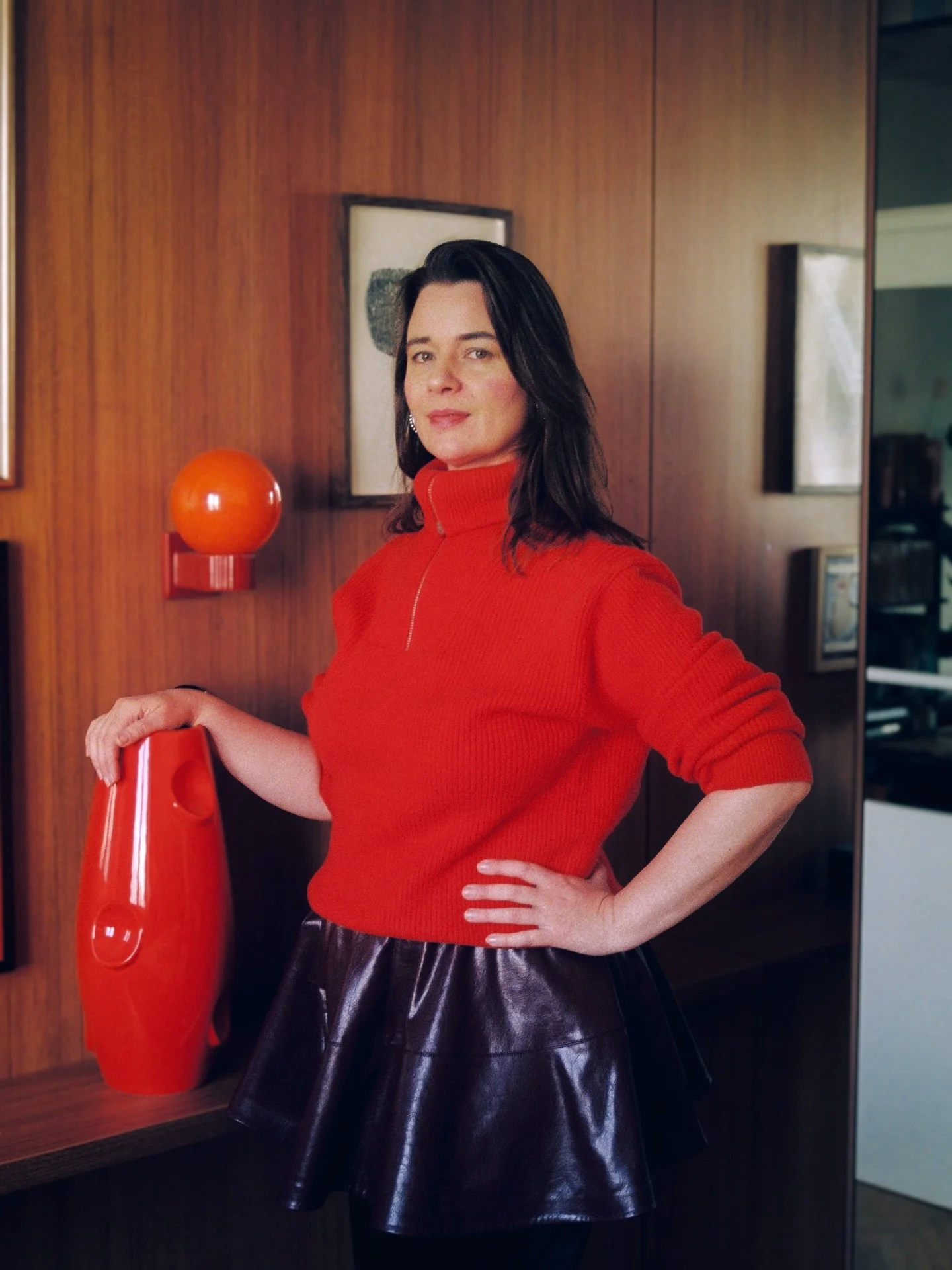 In this version of OKO, color becomes the main gesture.
The sculpted form stays the same, but the atmosphere shifts. It feels sharper, more confident, more alive.

Placed against wood, glass, or white walls, the red surface creates tension and balanc